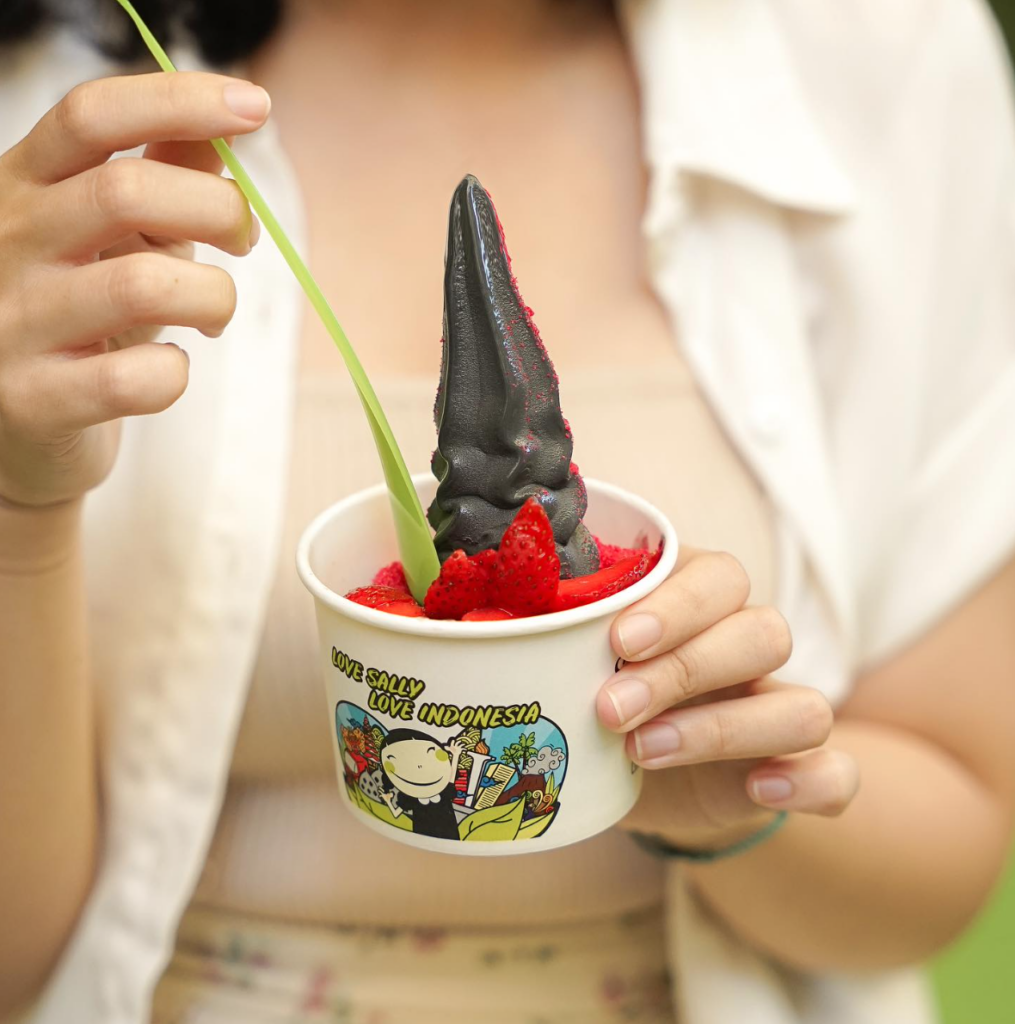 Black Sakura Sour Sally dengan Topping Fruit Stawberry dari Instagram